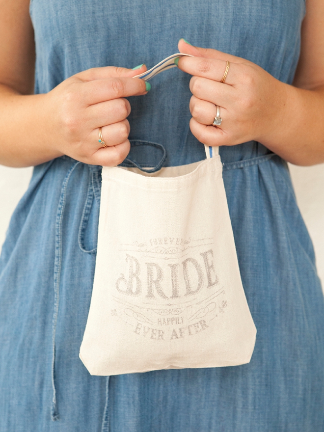 Use this crazy awesome freezer paper transfer technique to make these wedding tote bags!