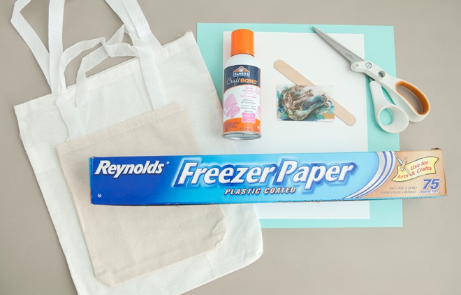Use this crazy awesome freezer paper transfer technique to make these tote bags!