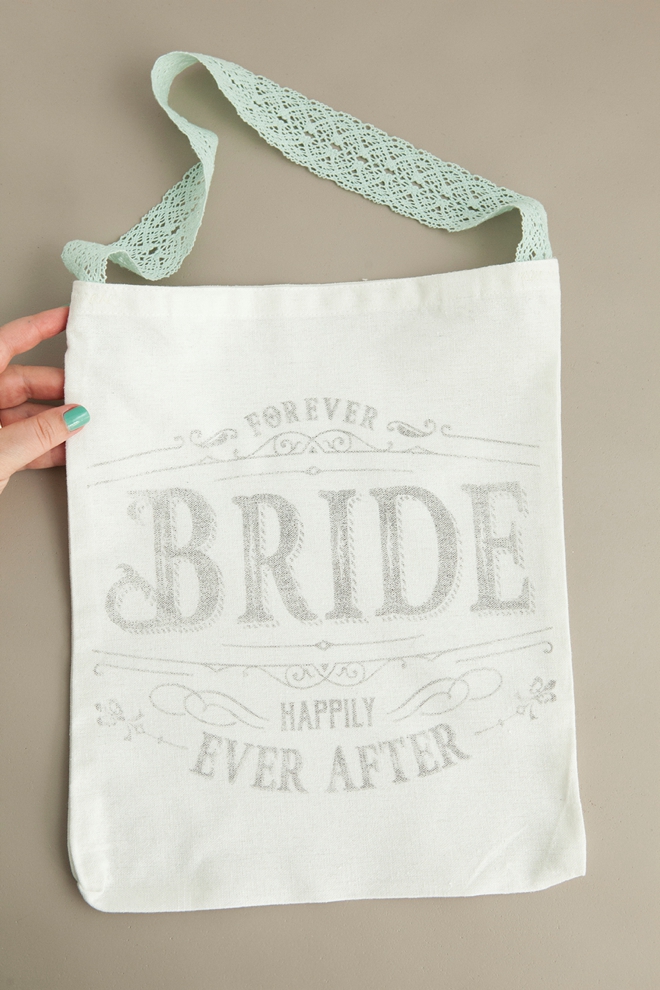 Use this crazy awesome freezer paper transfer technique to make these wedding tote bags!