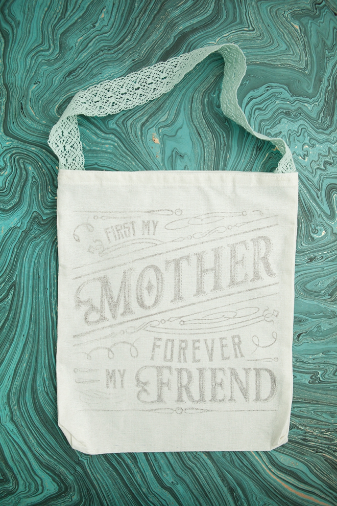 Use this crazy awesome freezer paper transfer technique to make this tote bag!
