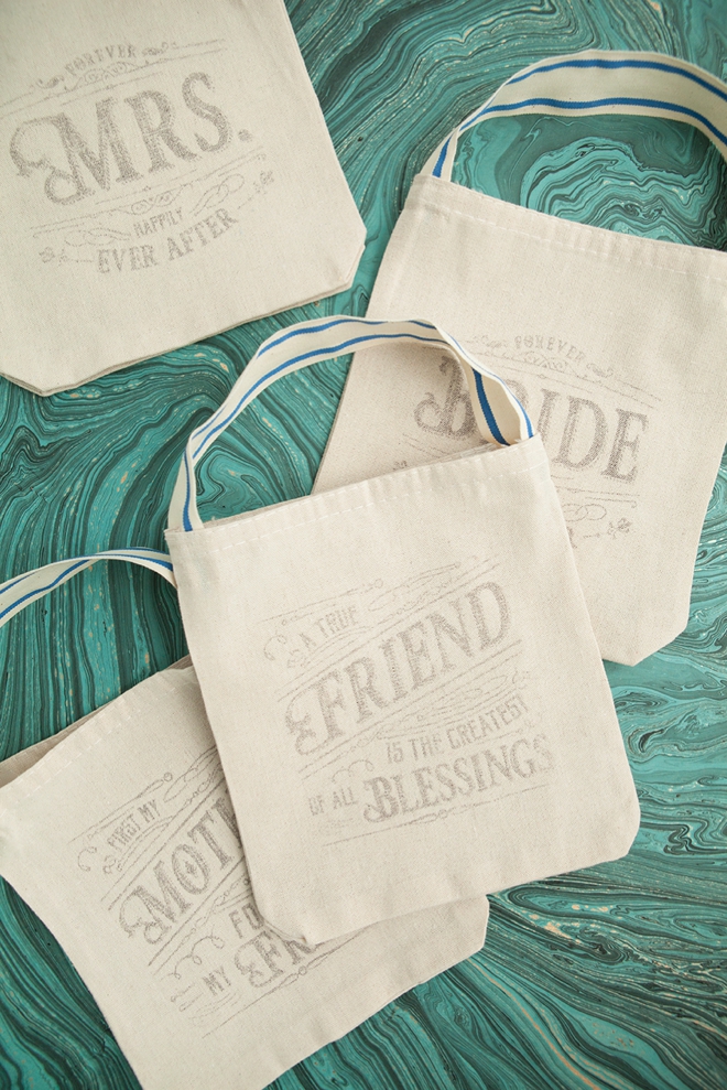 Use this crazy awesome freezer paper transfer technique to make these wedding tote bags!