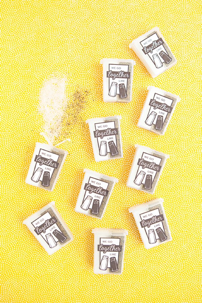 How cute are these DIY pocket sized salt and pepper favors!?!