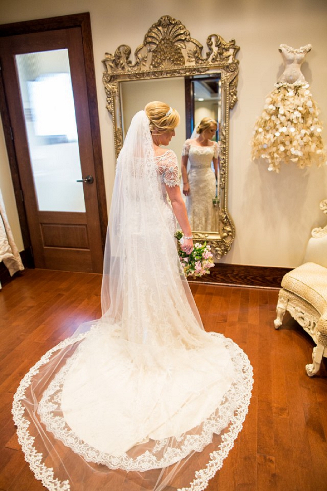 Loving this beautiful Bride's long cathedral veil!