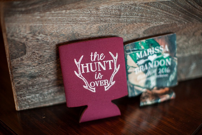 How fun are these camo koozie wedding favors at this crafty country wedding?! Love!