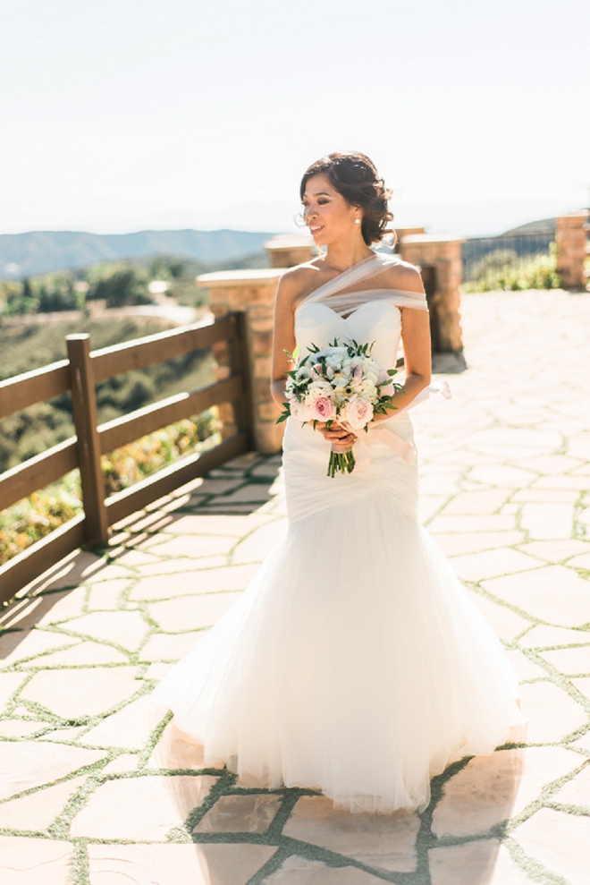 We're loving this gorgeous Bride's clean and modern wedding dress! So gorgeous!