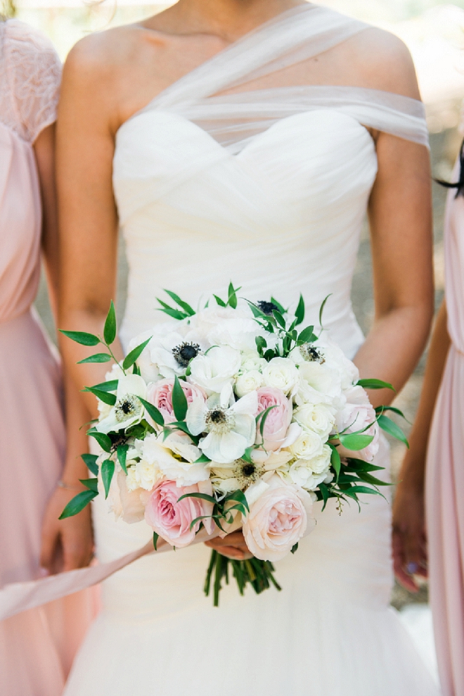 How gorgeous is this Bride's bouquet?! Loving the dainty and modern combo!