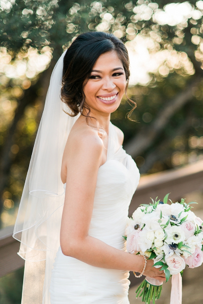 How gorgeous is this DIY Bride getting ready for the ceremony!