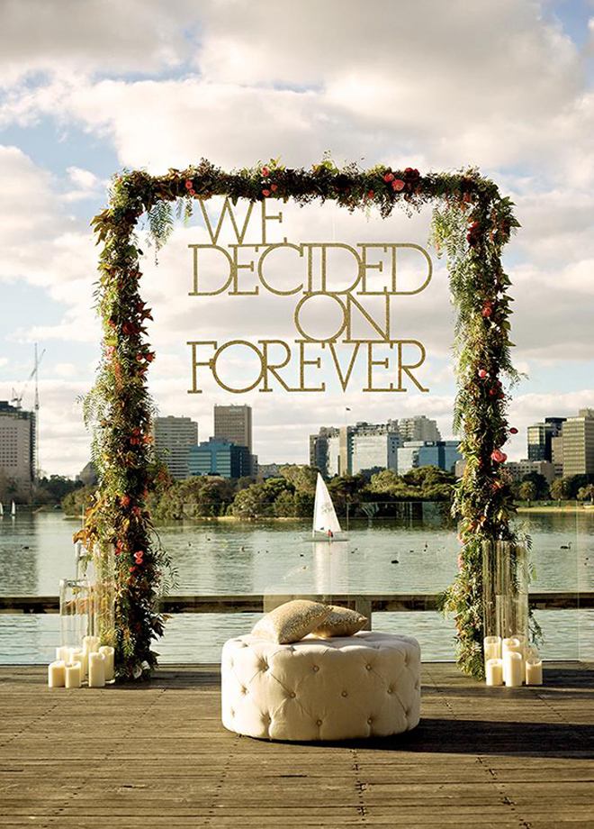 How amazing is this gorgeous and modern ceremony backdrop!