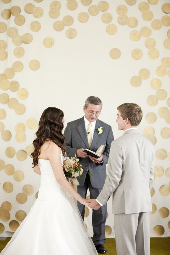 Swooning over this gorgeous gold and modern ceremony backdrop!