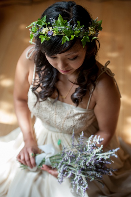 Loving these snaps of the Bride and her gorgeous lavender bouquet!