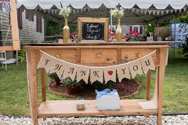 How darling is this thank you table at this backyard wedding with candy favors?! Love!