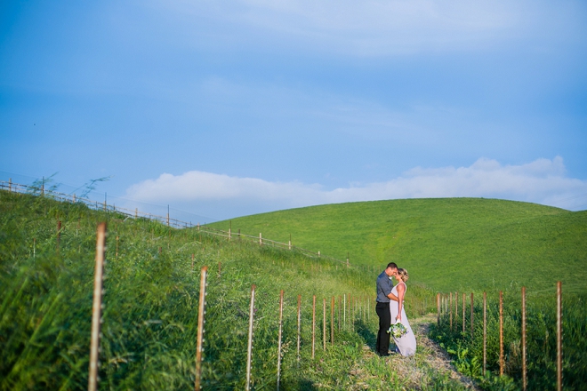 We're swooning over this gorgeous vineyard engagement session!