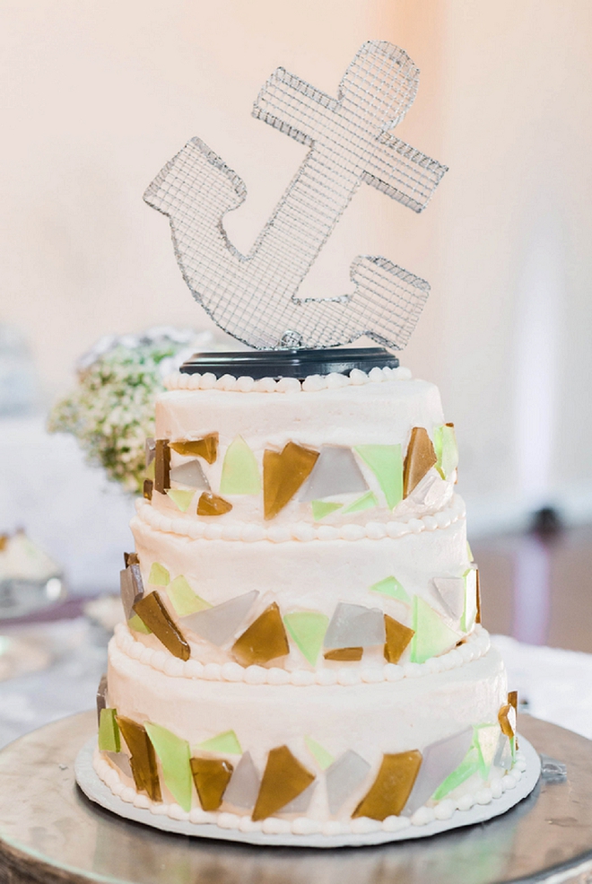 We're loving this couples cake and their DIY'd wedding cake topper!