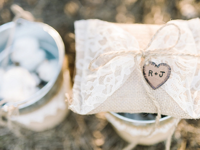 We love this gorgeous boho wedding and rustic details!