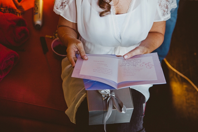 Such a sweet snap of the Bride reading her card from her Groom! Swoon!
