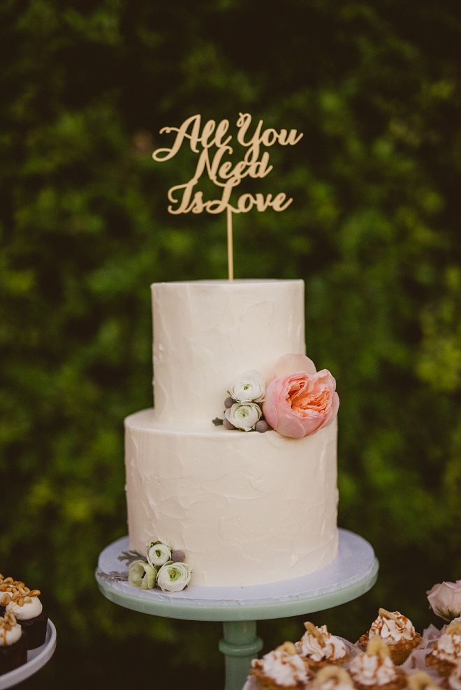We're in LOVE with this stunning and simple cake with gold cake topper!