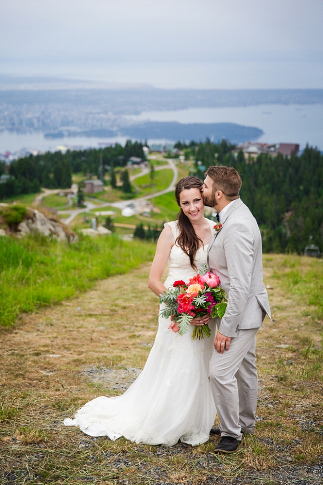 We're crushing on this gorgeous mountainside affair in Vancouver!