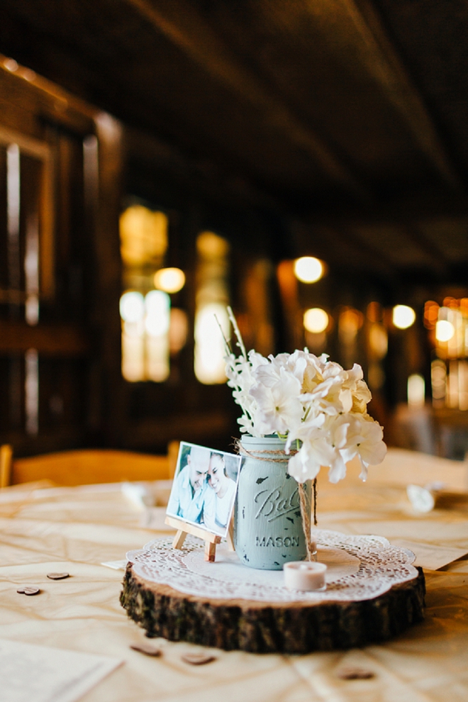 In love with the rustic wooden and mason jar table centerpieces at this stunning rustic wedding!