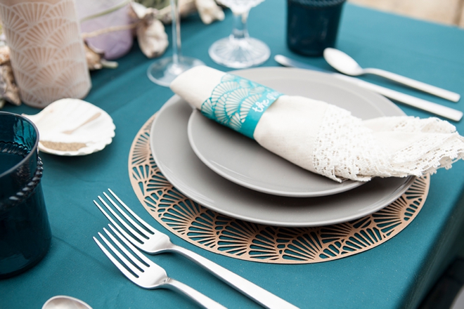 Use your Cricut Explore to make this darling scallop charger and napkin ring set, perfect for weddings!