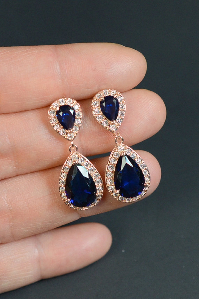We're in love with the vintage look and feel of this gorgeous navy earrings!