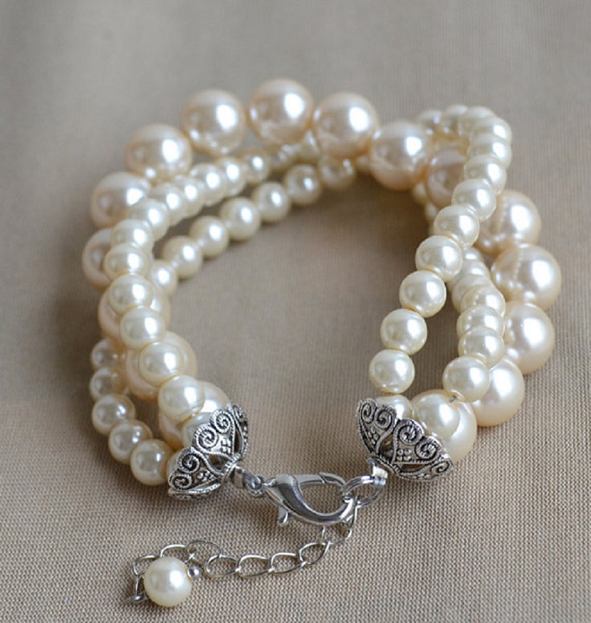 We love the classic look of pearls on your wedding day!