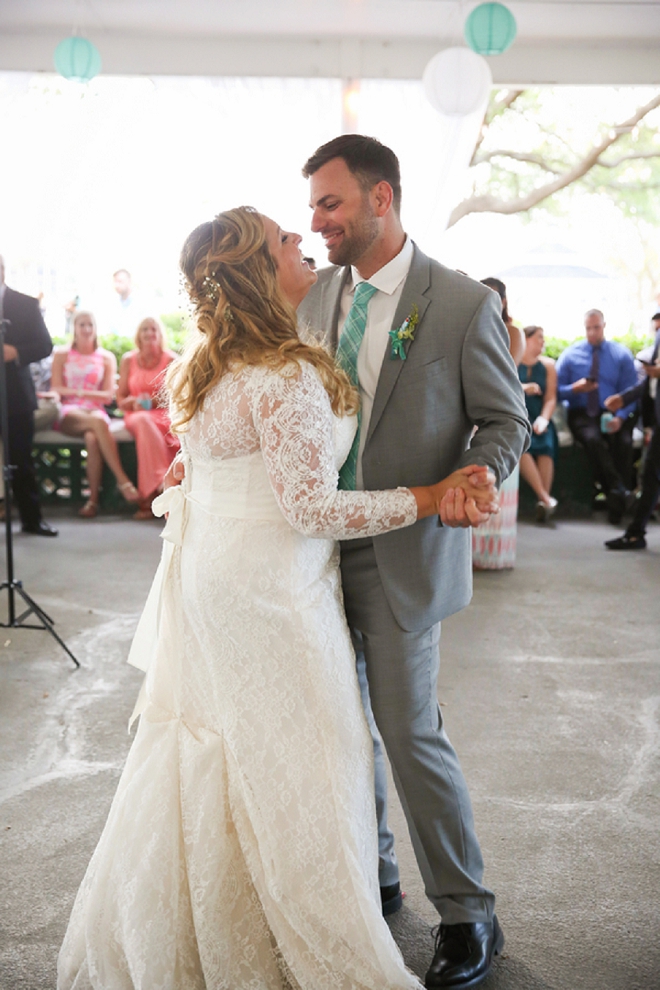 We love this super sweet snap of this couple's first dance!