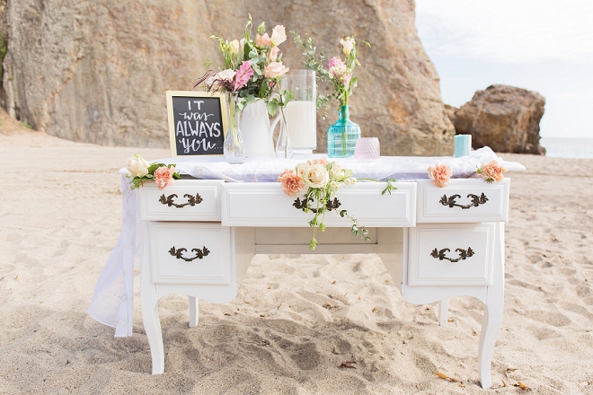 In LOVE with this darling tablescape on the beach at this gorgeous styled shoot!