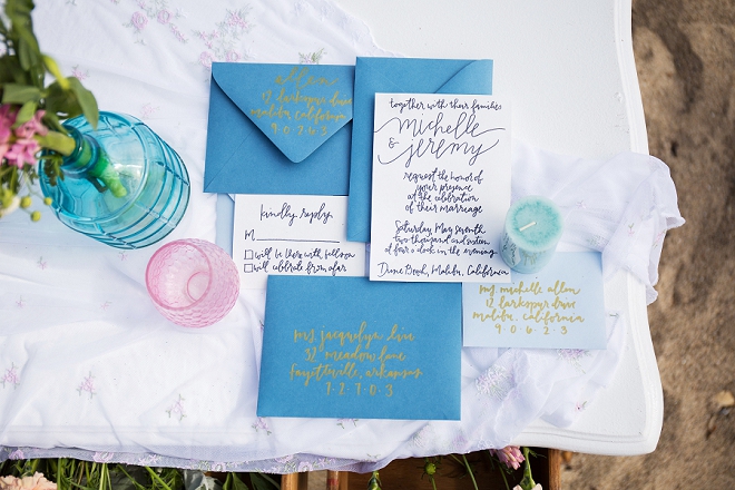 How gorgeous is this blue hand lettered invitation set?! LOVE!