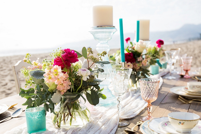 In LOVE with this darling tablescape on the beach at this gorgeous styled shoot!