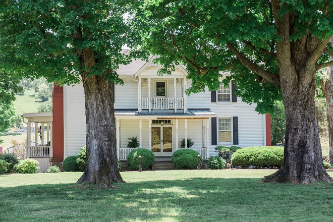 Stunning Nashville plantation venue for this perfect wedding!