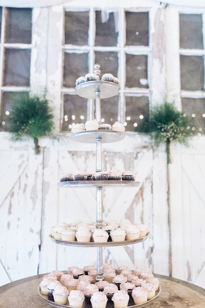 How gorgeous is this couple's stunning blush cut cake and cupcake bar?! LOVE!