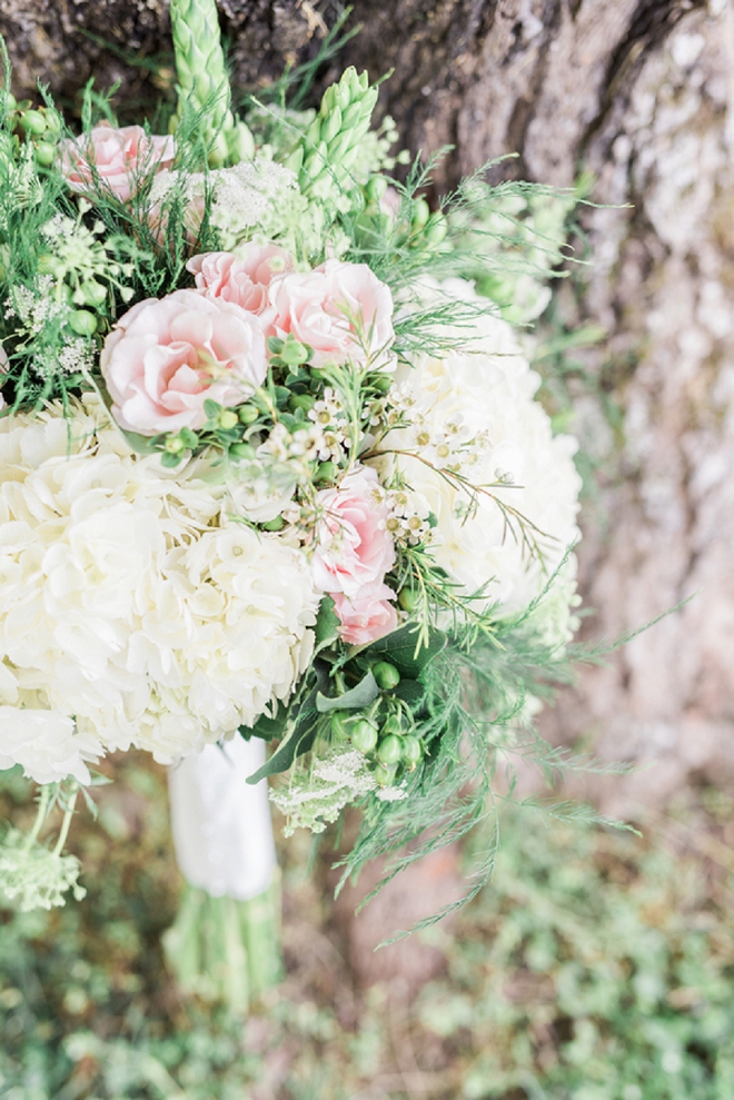 Can you believe this Bride DIY'd her bouquet?! AMAZING!