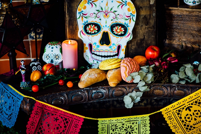 We love the skull and colorful details at this stunning styled Day of the Dead shoot!