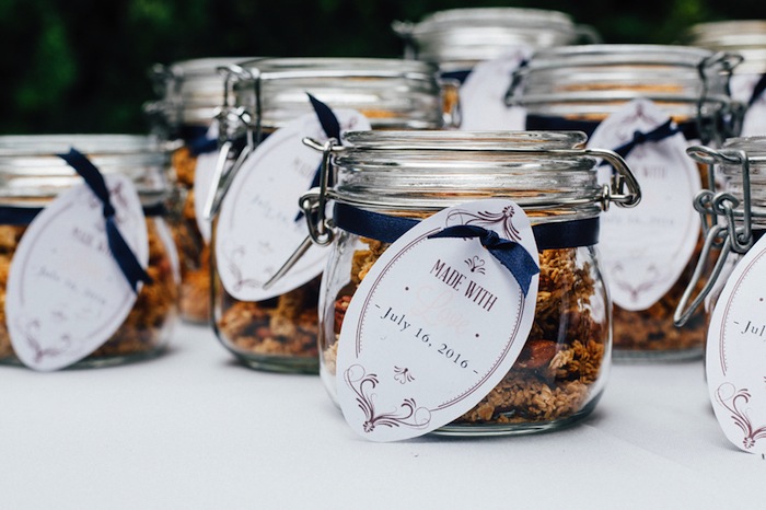 These homemade granola wedding favours look SO good and easy to make.