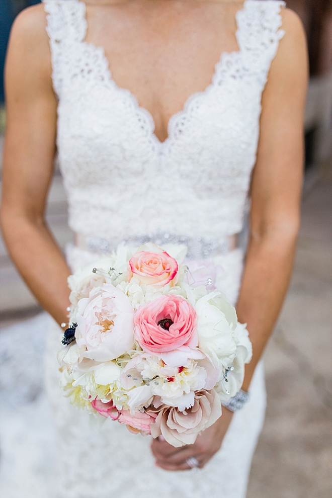 Swooning over this Bride's stunning blush wedding bouquet!