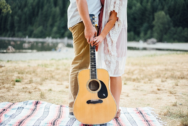 We love this guitar lakeside engagement session!