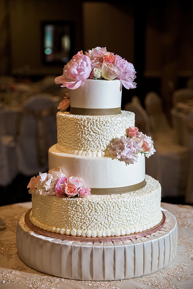 Swooning over this couple's gorgeous wedding cake!