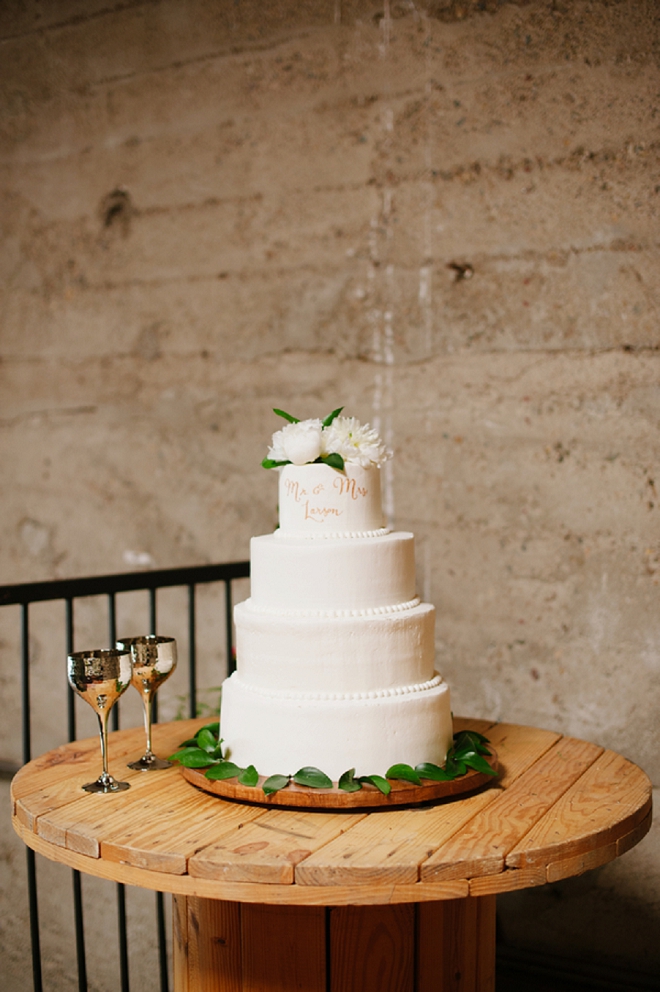 We're in love with this stunning and modern wedding cake!