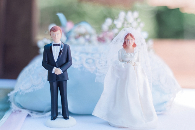How sweet is this couple's cake topper?! Love it!