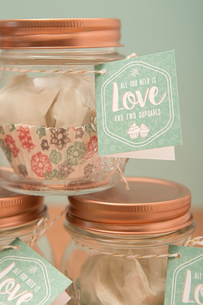 https://somethingturquoise.com/wp-content/uploads/2016/12/ST-DIY-Two-Cupcake-Mix-Favor-Jars_0003.jpg