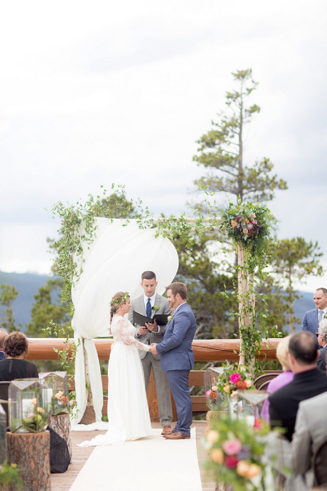 We're swooning over this stunning outdoor Denver ceremony!