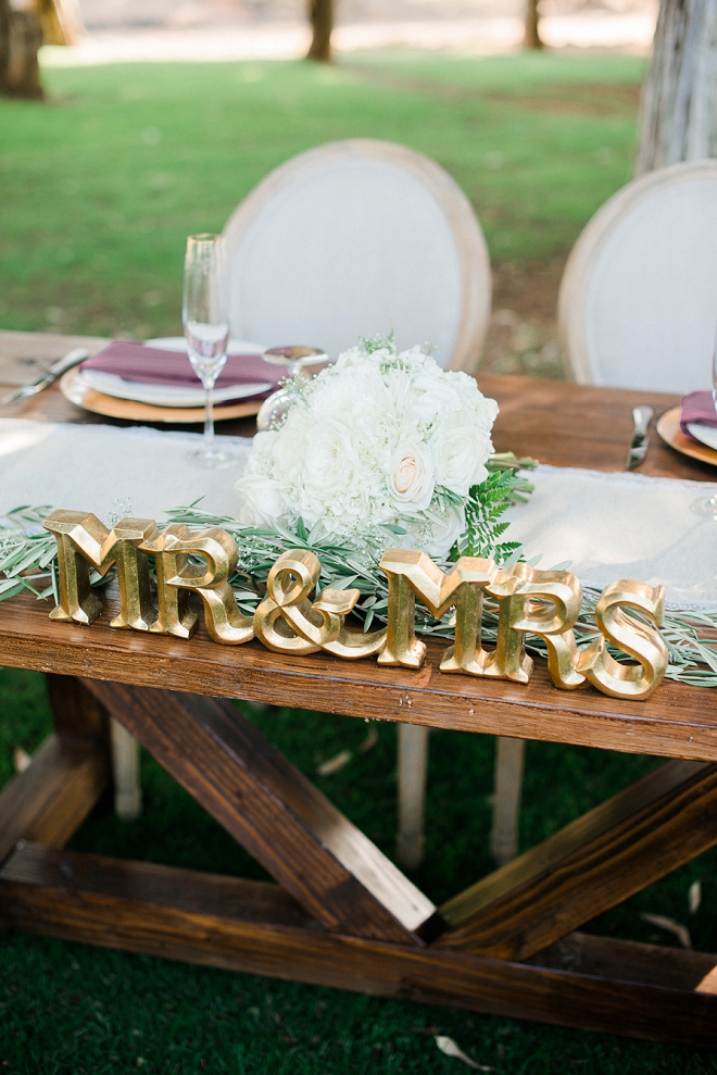 Swooning over this couple's sweetheart table!