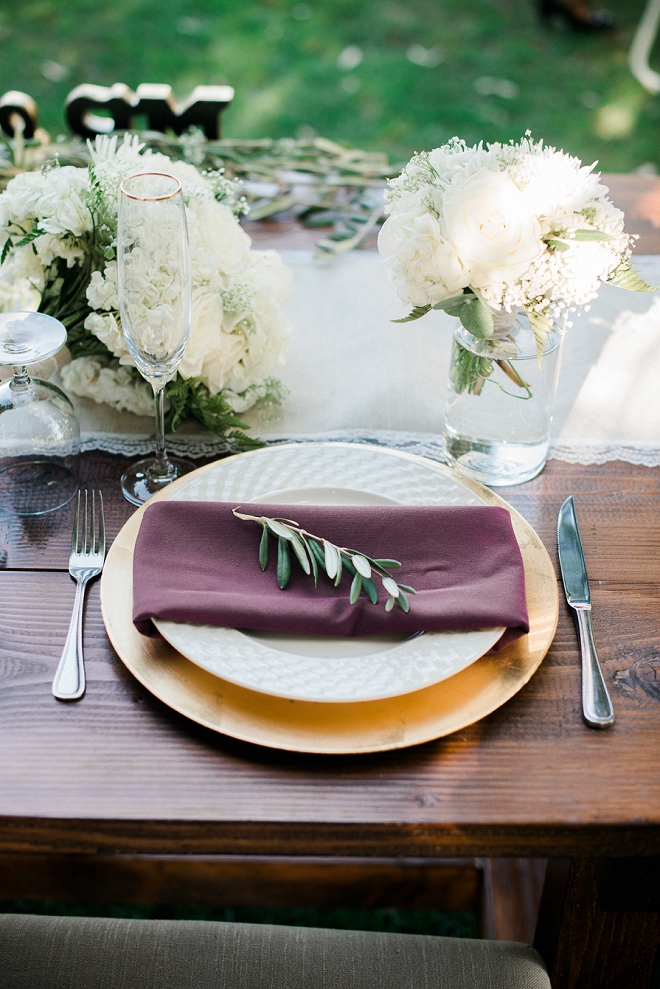 We love the modern rustic feel of this couple's table setting!