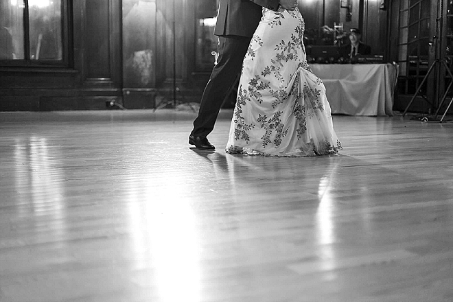 We love this gorgeous snap of the Bride and Groom's first dance!