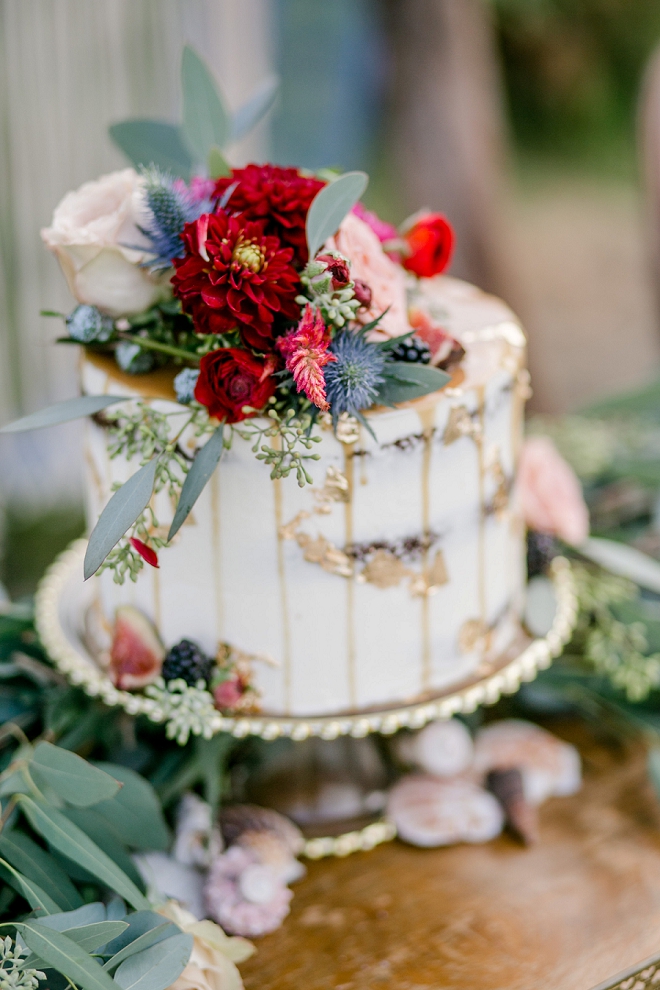 This cake is what weddings are made of! We're in LOVE with this stunning cut cake!