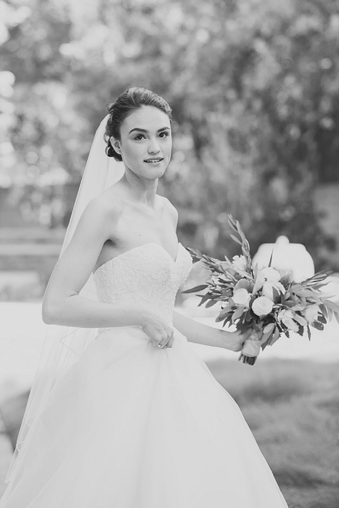How stunning is this Bride?! We love her classic wedding day style!