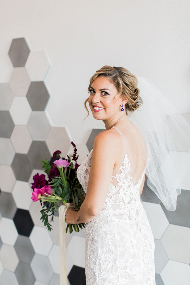 We love this Bride's stunning style and gorgeous bouquet!
