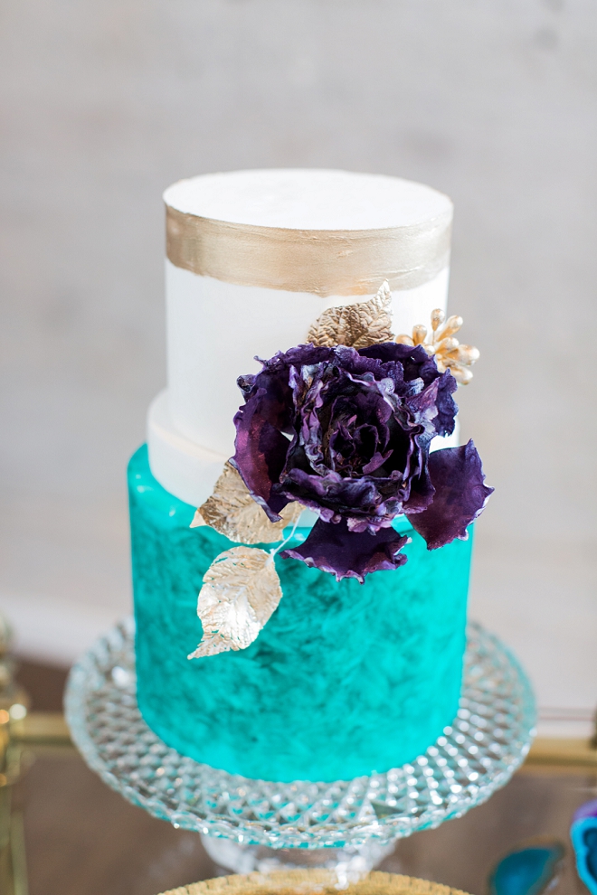 How gorgeous is this gold and turquoise wedding cake?! We love it!