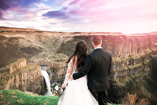 Have you ever seen a more gorgeous sunset styled anniversary shoot?! LOVE!