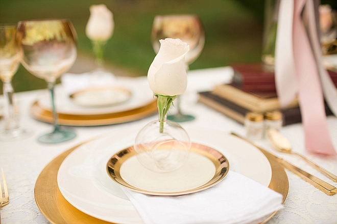 How gorgeous is this single floating rose table setting?! LOVE!